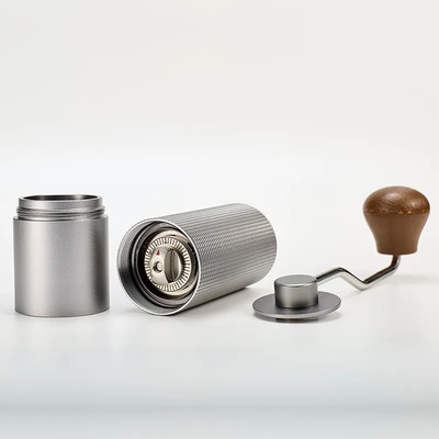 Korpus ze stopu aluminium Przenośny mały młynek ręczny Ręczny młynek do kawy 420 Burr ze stali nierdzewnej